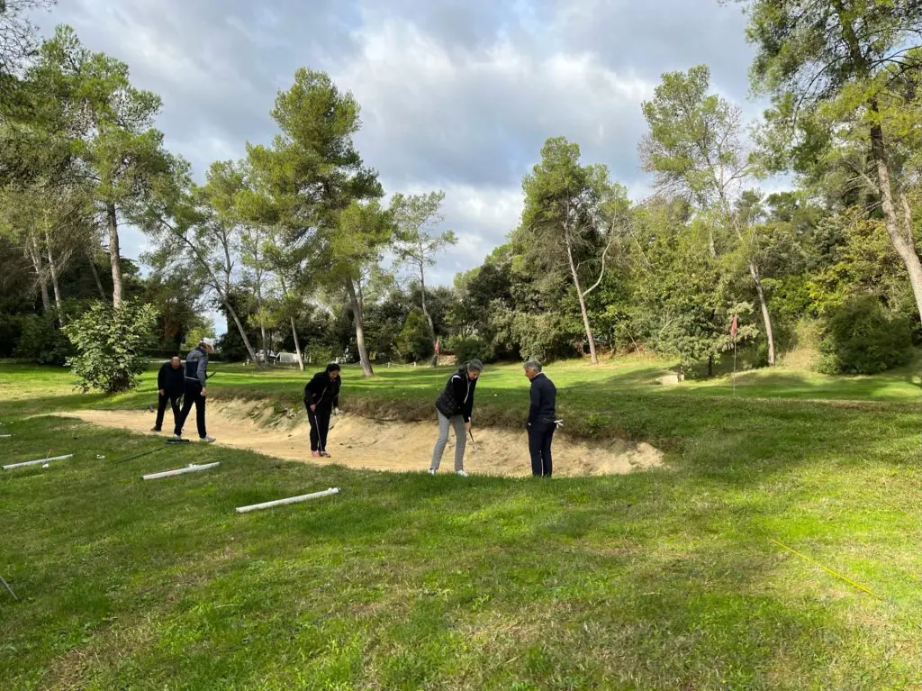 Adult golf lesson at the Pic Saint-Loup Academy