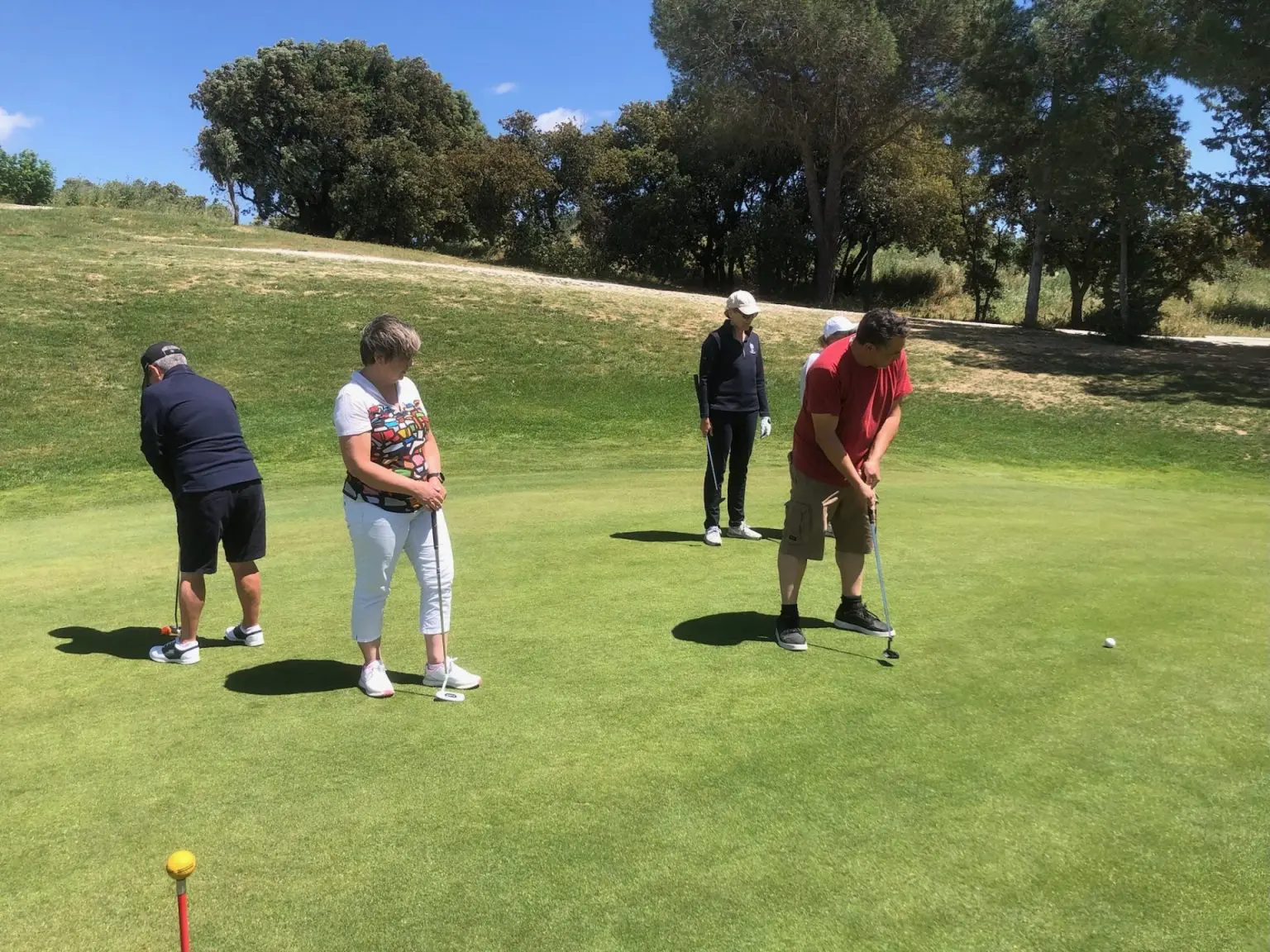 Adult golf lesson at the Golf du Pic Saint-Loup Academy