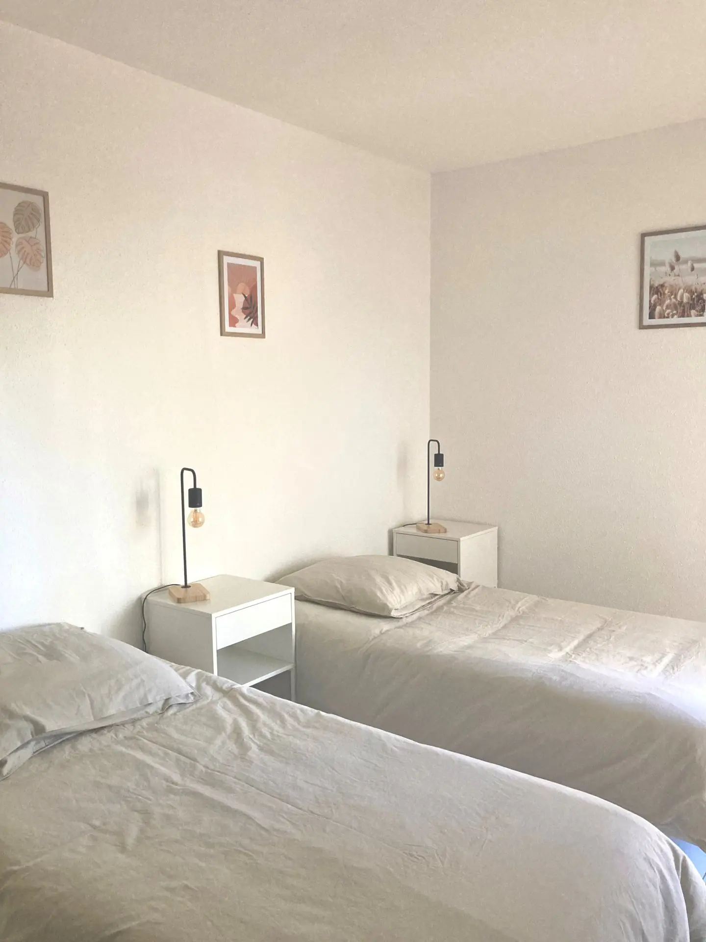 Bedroom with two single beds in the one-bedroom apartment