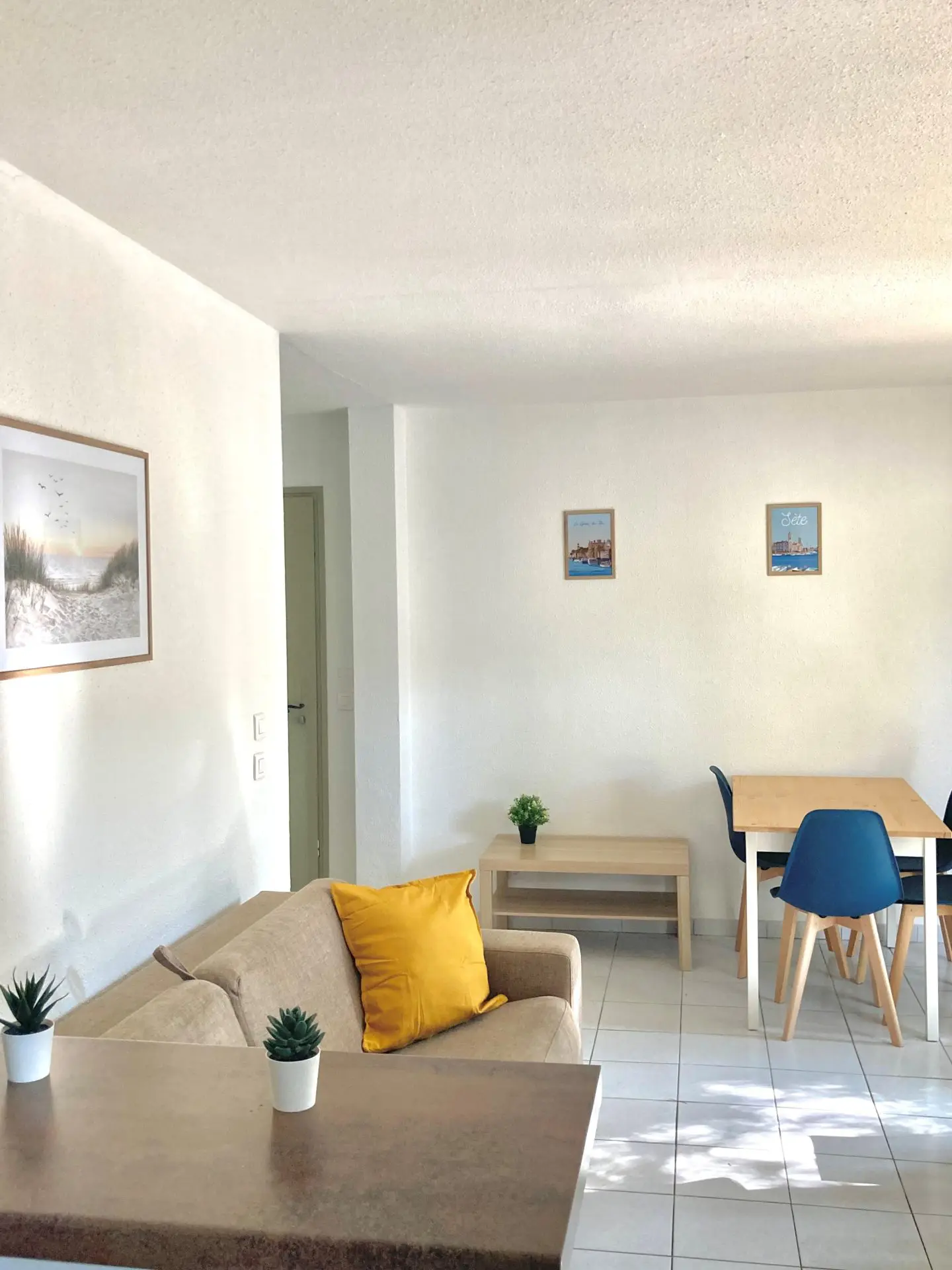 Salon d'un appartement T2 des Résidences de Coulondres