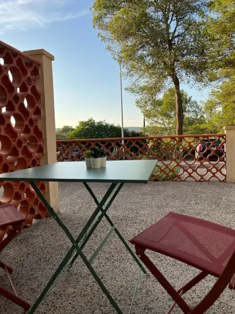 Vue depuis la table d'un appartement des R&eacute;sidences de Coulondres