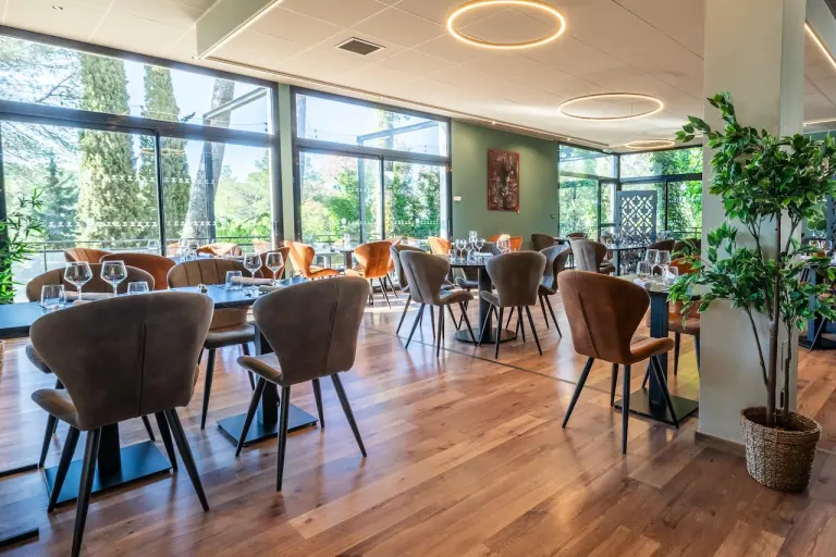 Terrasse du restaurant Les Coulondrines, au cœur du Golf du Pic Saint-Loup